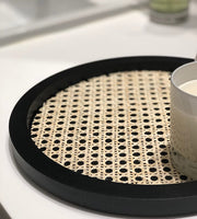 صينية خشبية دائرية سوداء مصنوعة يدوياُ بتصميم الخيزران الطبيعي