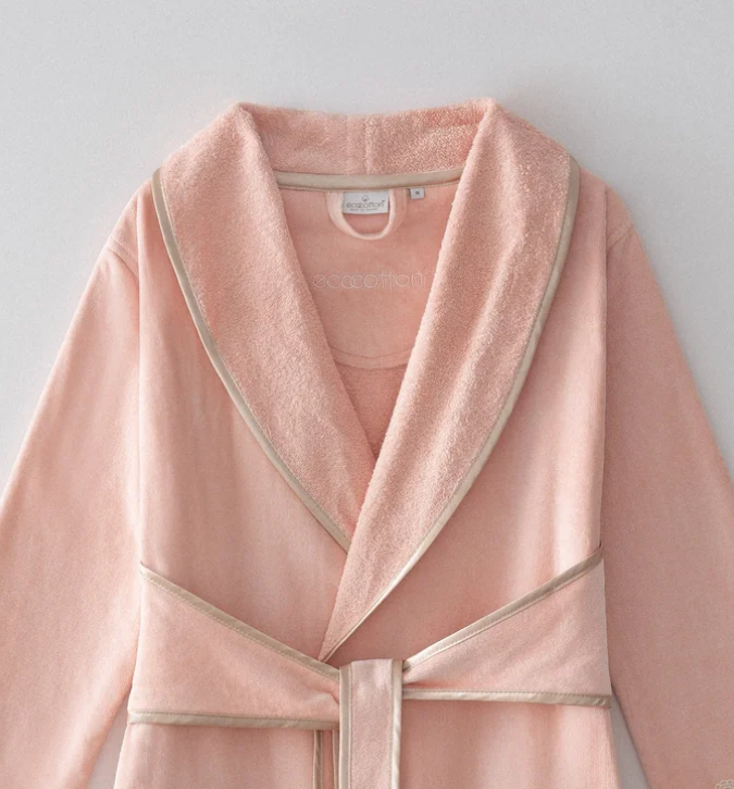 رداء حمّام نسائي بلمسة مخملية وتفاصيل دانتيل