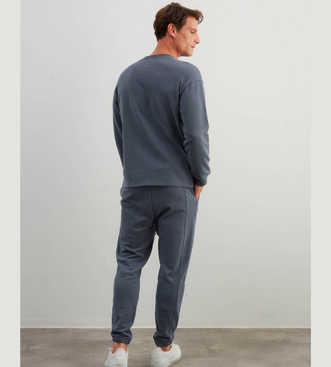 طقم رجالي من القطن طويل الأكمام مع بنطلون جيوب بلون إنديجو