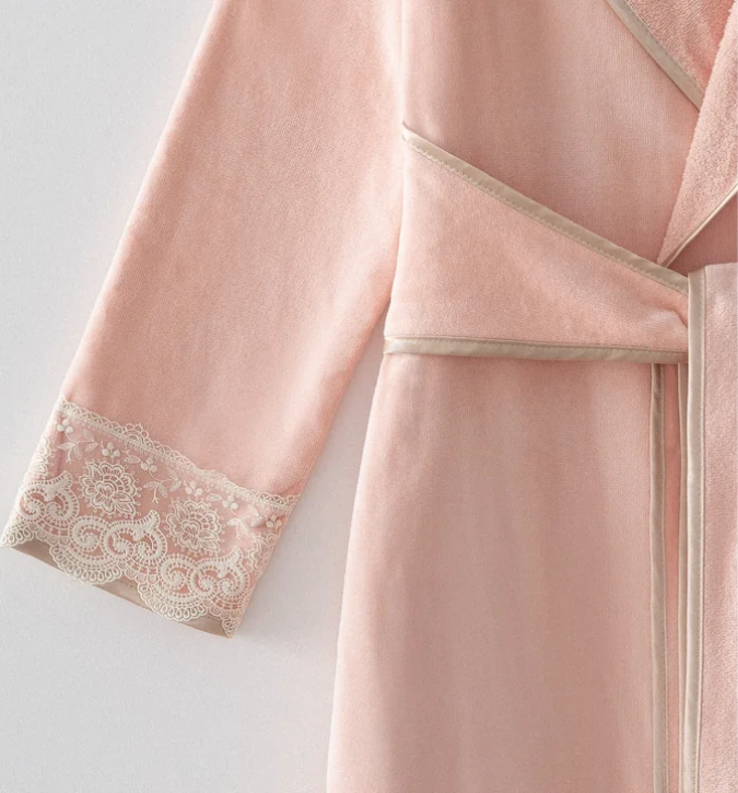 Women's bathrobe with velvet touch and lace details
