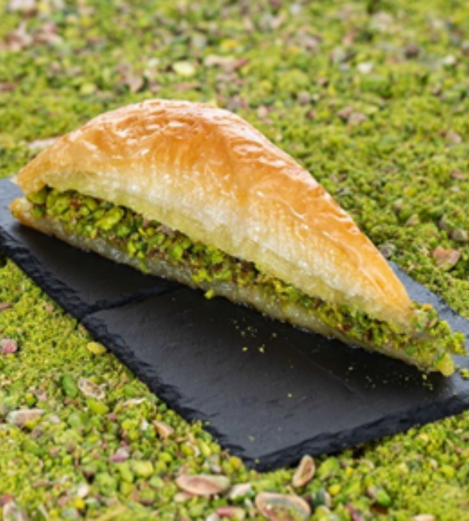 Carrot-shaped baklava with pistachios – an innovative design with a soft pistachio filling and a luxurious oriental taste.