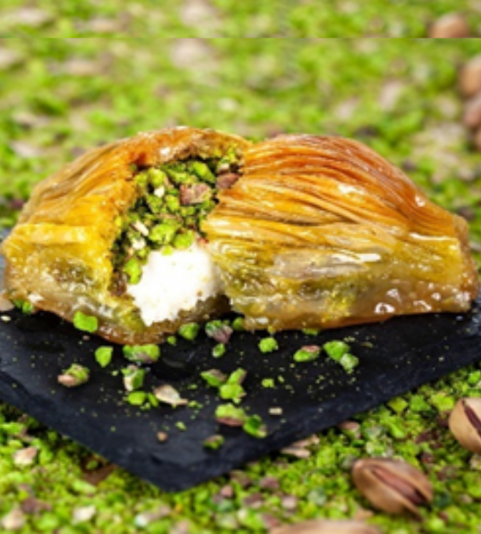 بقلاوة الصدف بالقشطة والفستق – شكل فني ونكهة فاخرة في كل قطعة