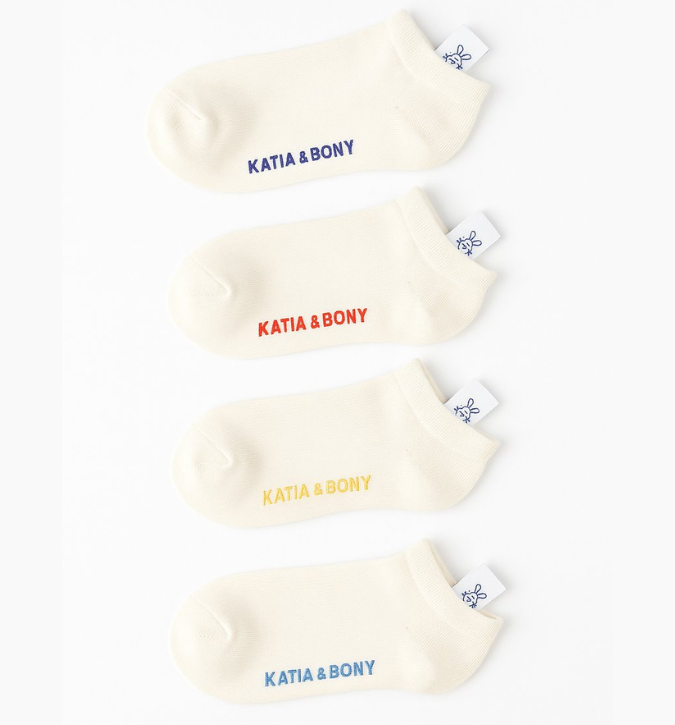 طقم جوارب أطفال (4 أزواج) مزينة بإكسسوارات – تصميم مرح وراحة تدوم طوال اليوم