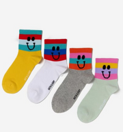 طقم جوارب أطفال (4 أزواج) – وجوه مبتسمة بتصميم مبهج ومضاد للانزلاق