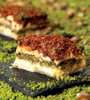 بقلاوة الحليب البارد – طبقات ناعمة بحشوة فستق وكاكاو ولمسة حليب كريميّة