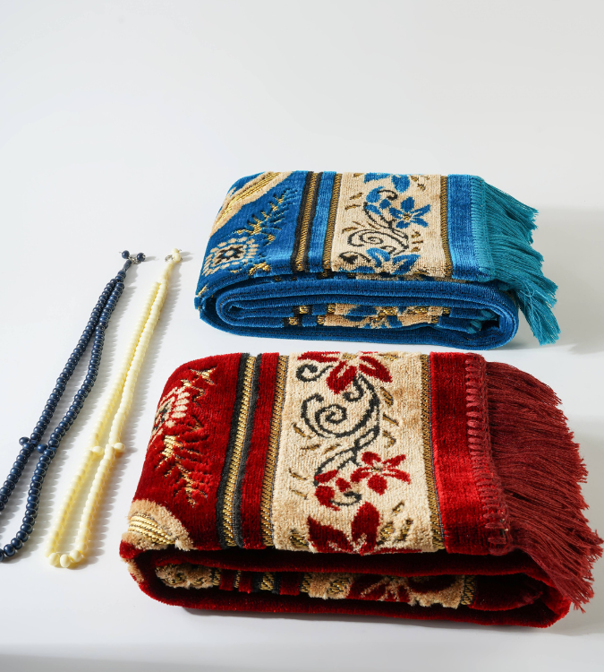 Luxury Islamic gift set with prayer rugs and distinctive decorations