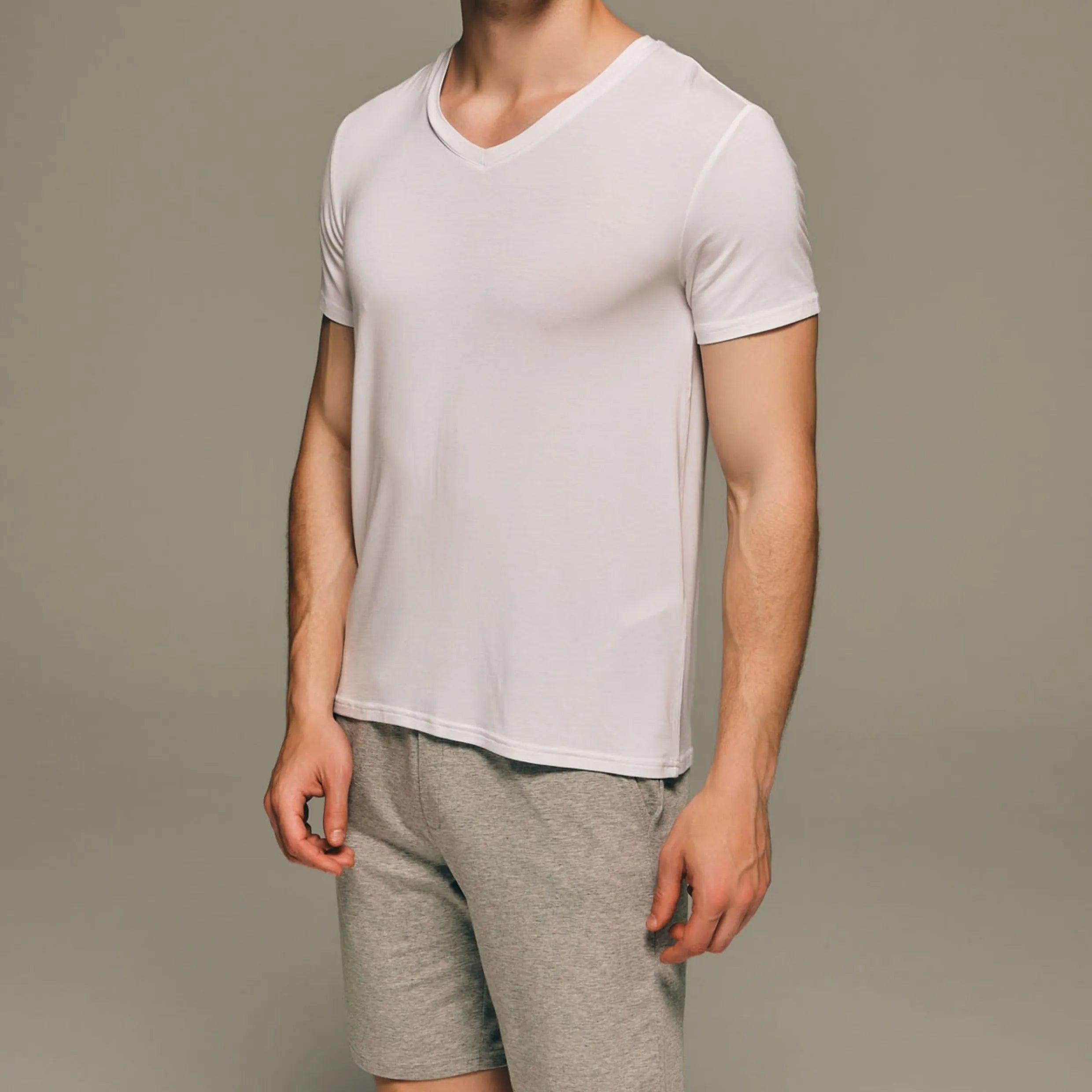 تيشيرت رجالي بياقة V وأكمام قصيرة – أبيض