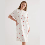 قميص نوم نسائي بلس سايز قطني بأزرار وأكمام قصيرة – وردي مطبوع