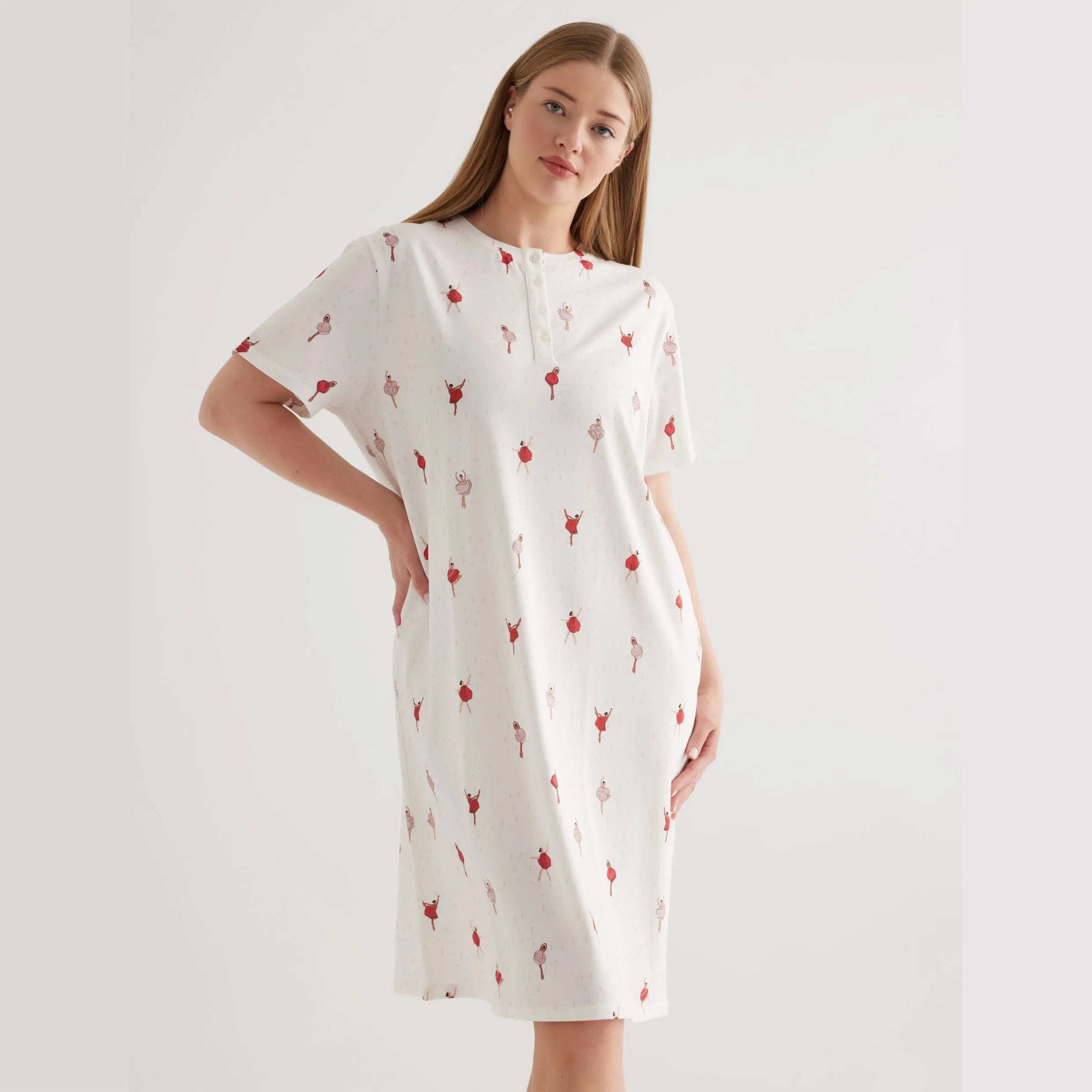 قميص نوم نسائي بلس سايز قطني بأزرار وأكمام قصيرة – وردي مطبوع