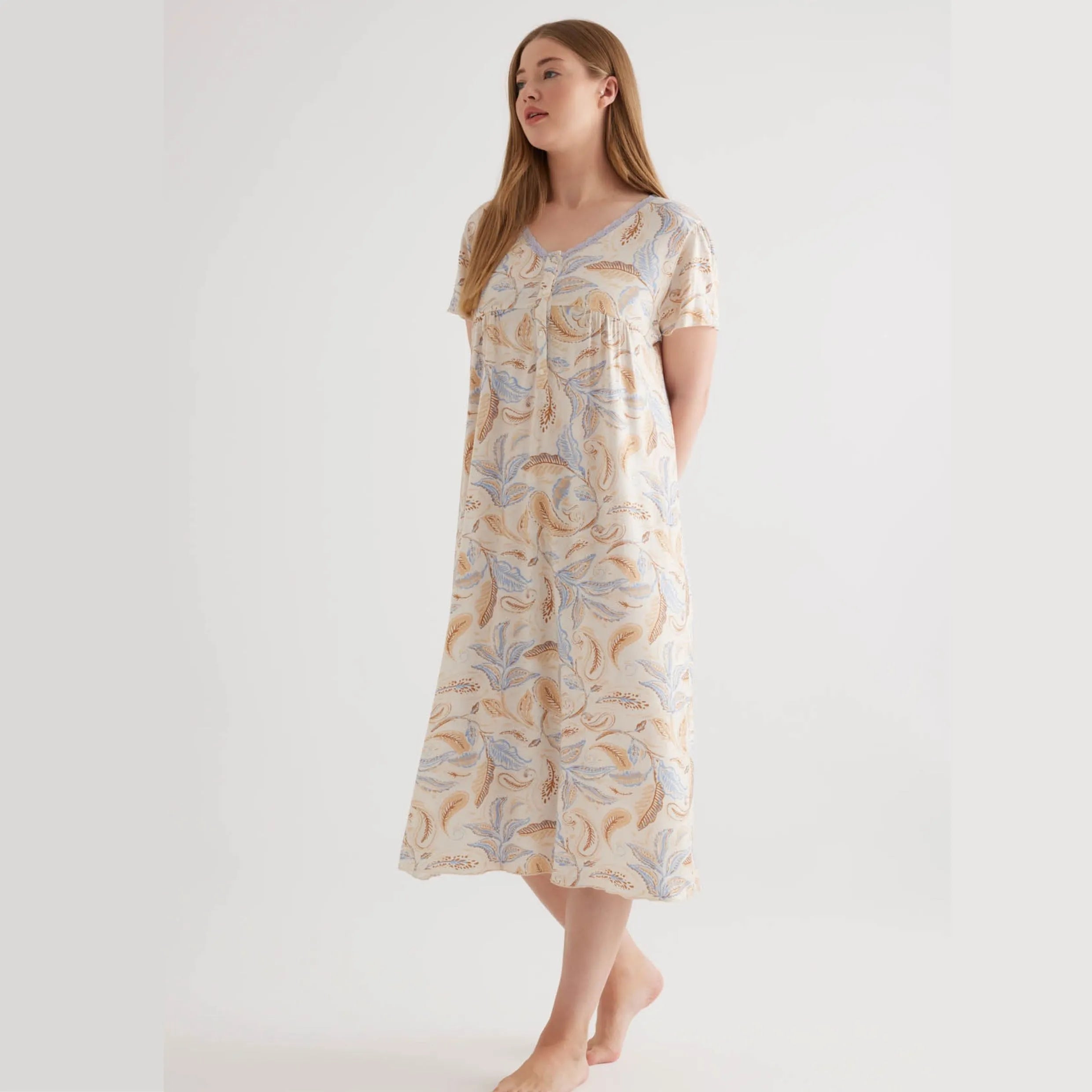 قميص نوم نسائي مقاس كبير بياقة V وأكمام قصيرة بطبعة ملونة