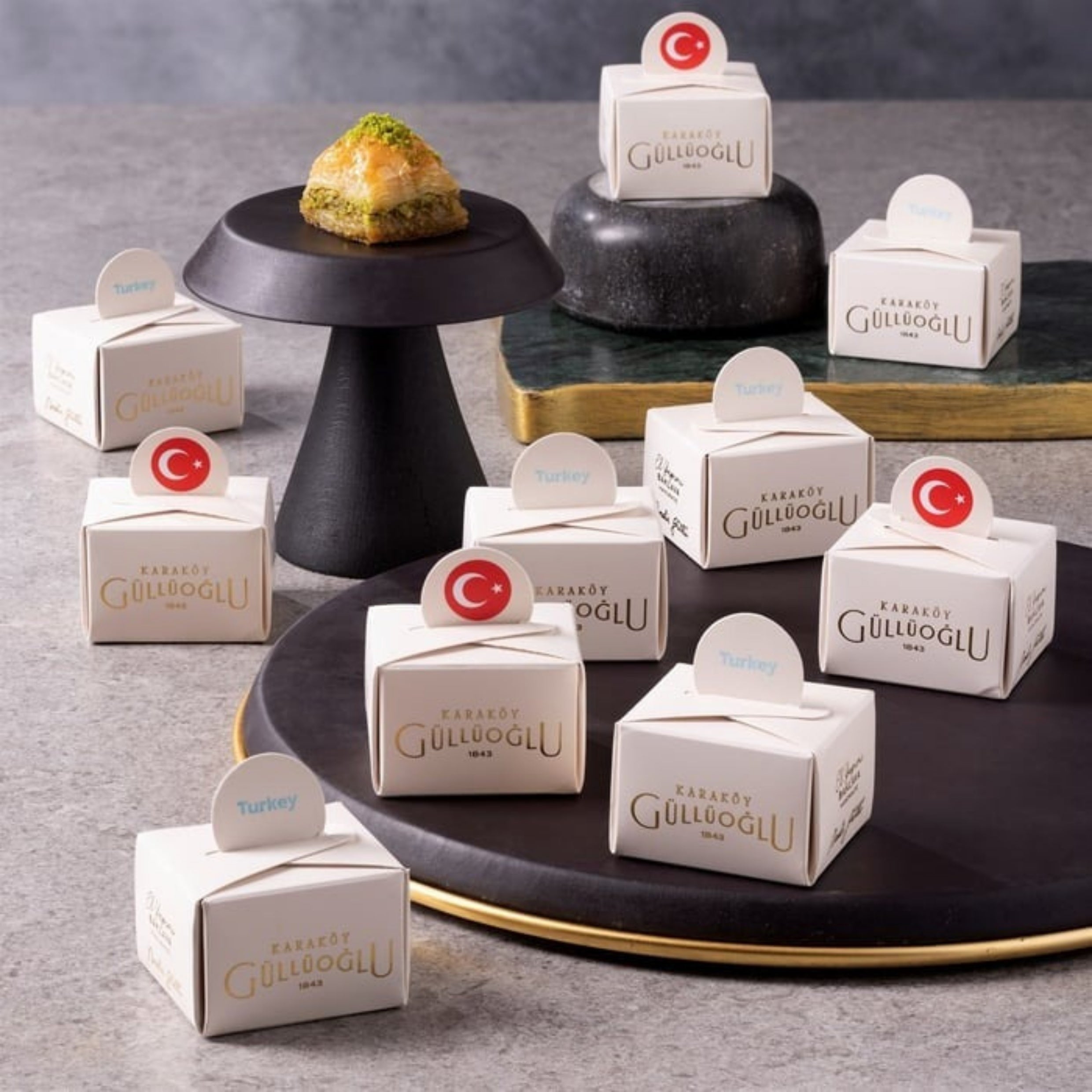 علبة هدايا بقلاوة بالفستق من كاراكوي غولوأوغلو