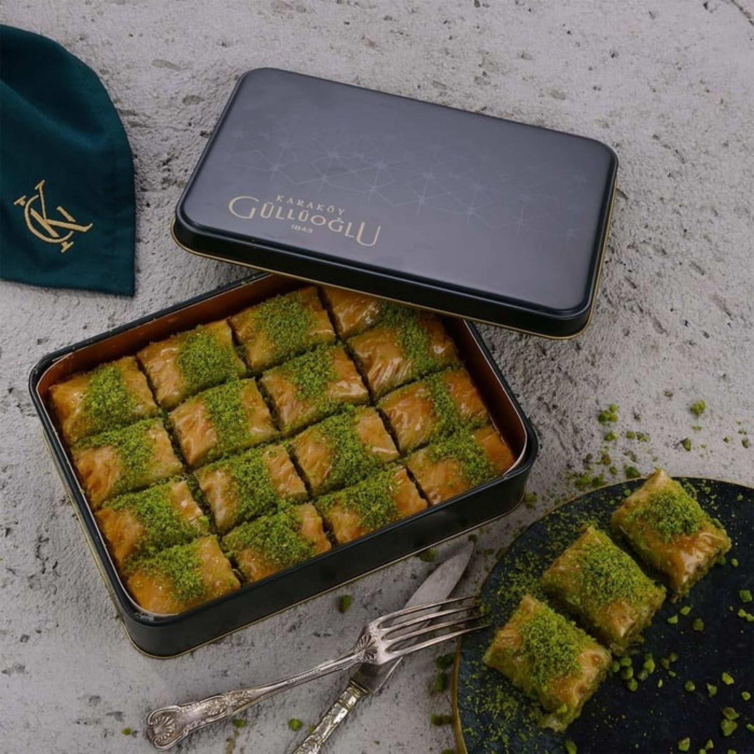 علبة هدايا بقلاوة بالفستق من كاراكوي غولوأوغلو