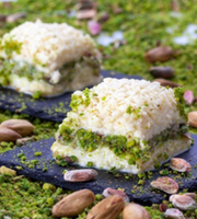 بقلاوة الحليب البارد – رقائق ناعمة بحشوة فستق فاخر وكاكاو أبيض بلمسة كريمية