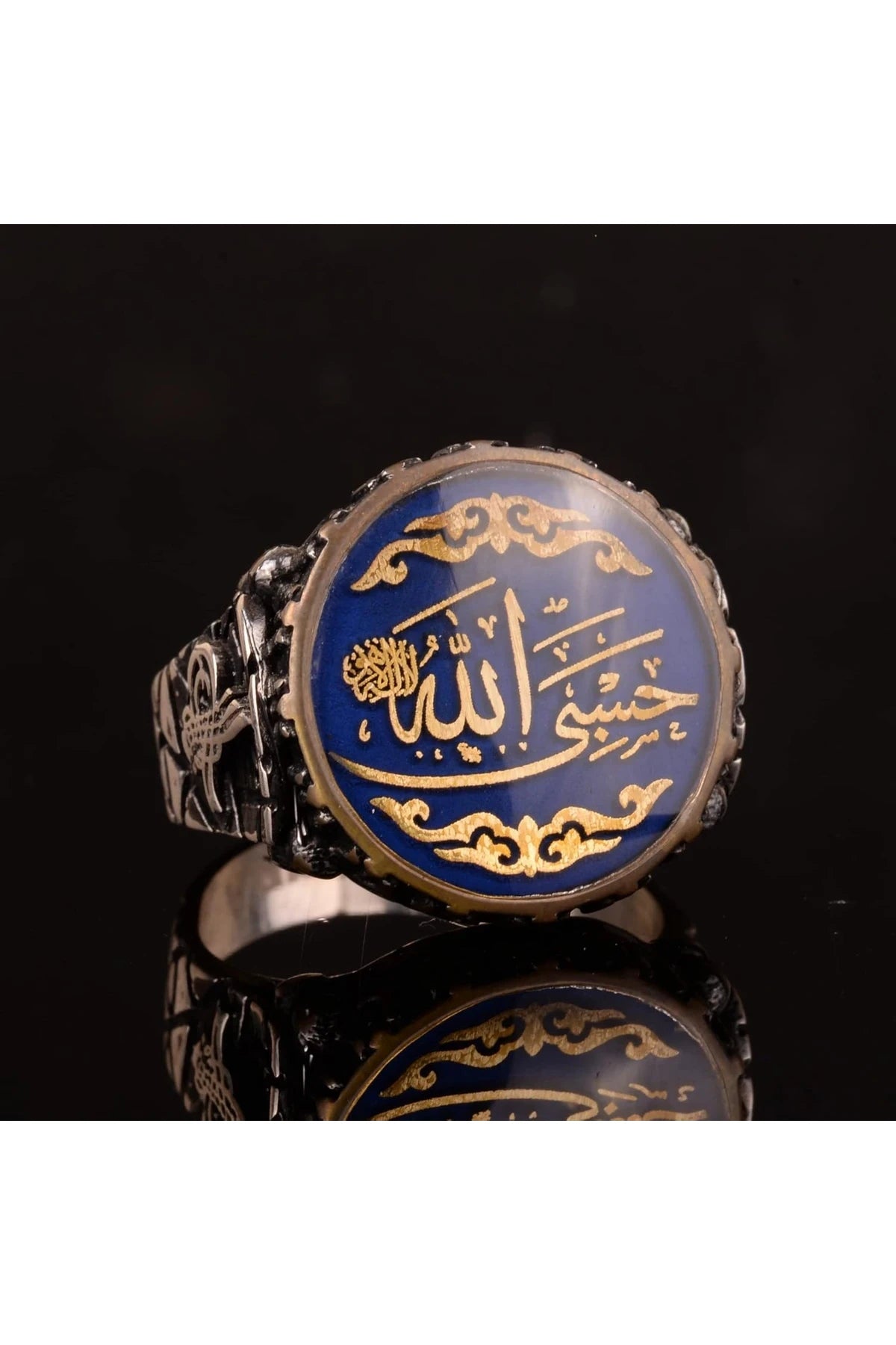 واجهة خاتم الفضة الرجالي بحجر كهرمان أزرق ونقش حسبي الله