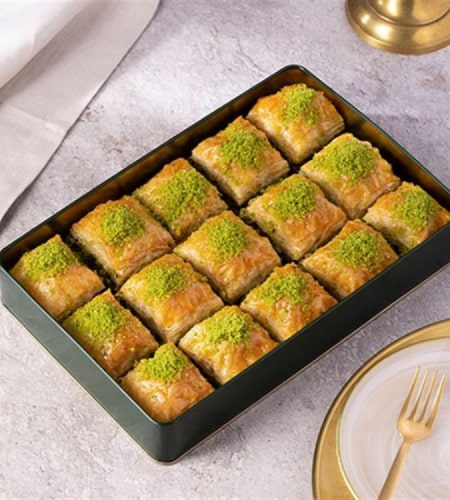 Square baklava with pistachio in a box of 900 gr from Karaköy Güllüoğlu