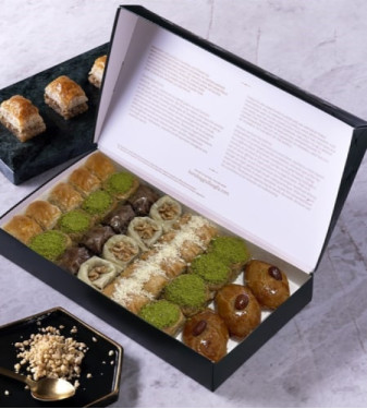 Box of assorted baklava with premium walnuts from KaraköyGüllüoğlu, 1 kg