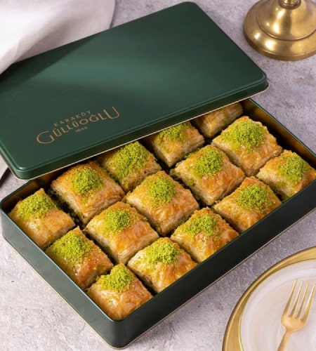Square baklava with pistachio in a box of 900 gr from Karaköy Güllüoğlu