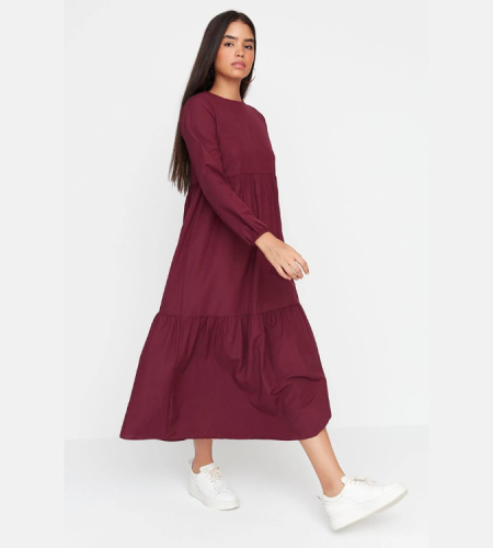 Long dress with a round neck